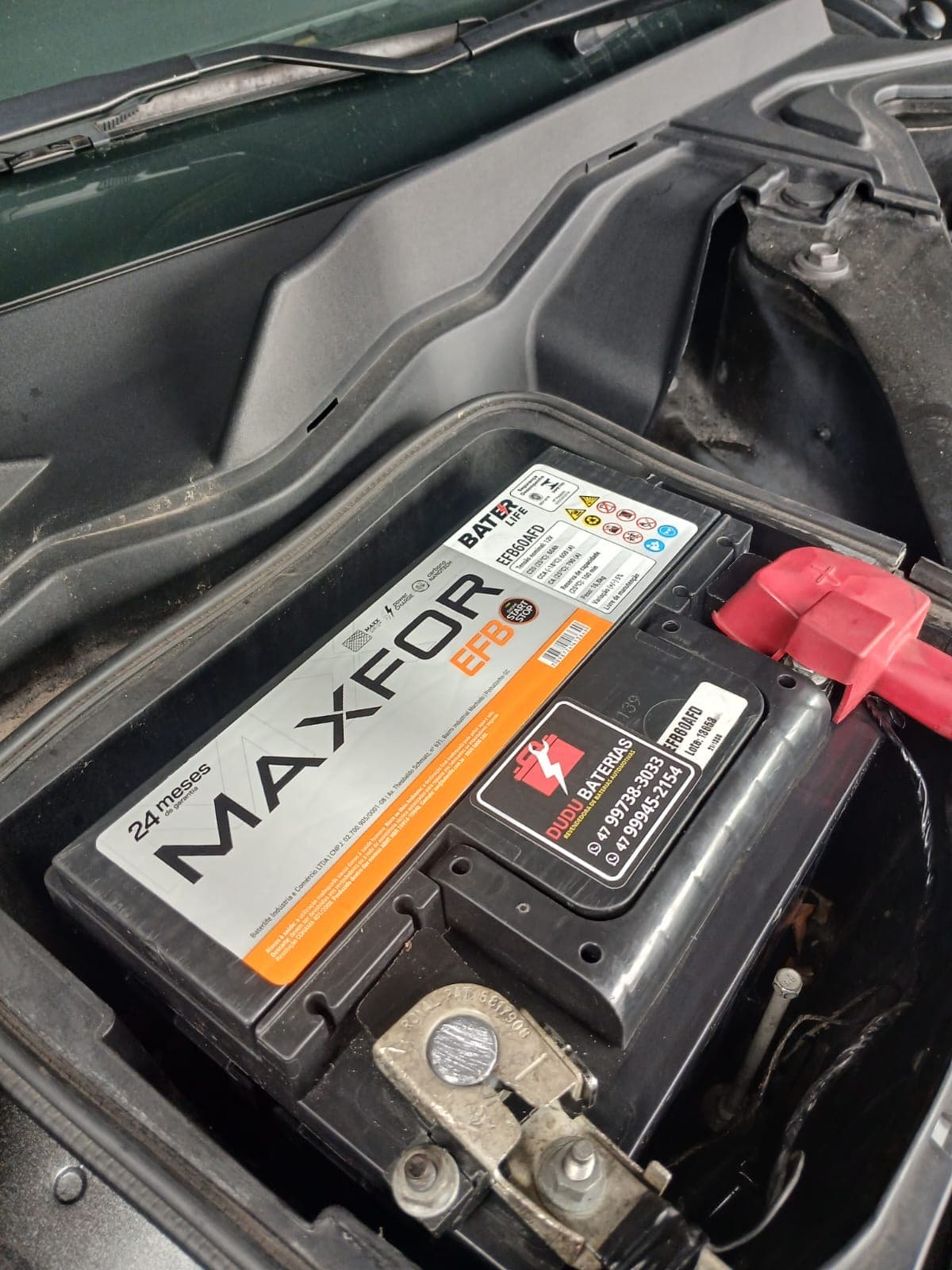 Técnico da Dudu Baterias instalando bateria automotiva no local do cliente